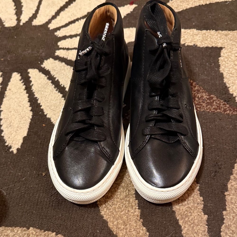 Sleek Black High-Top Women's Athletic Shoes